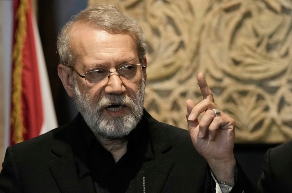 El secretario del Consejo iraní Supremo de Seguridad Nacional Ali Larijani, durante una conferencia de prensa el 13 de agosto de 2025. FOTO: AP