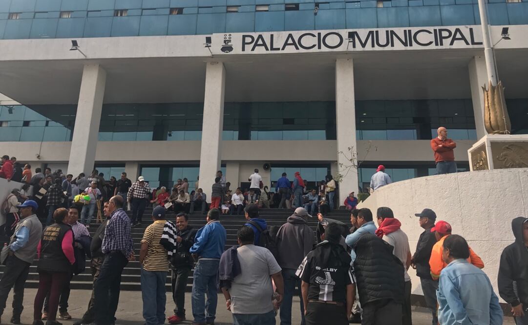 Miles de empleados formaron fila en Naucalpan, para cobrar salario en efectivo por temor de autoridades locales de embargo de cuentas. Foto: Rebeca Jiménez