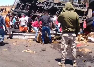 Vuelca tráiler con cervezas en Zacatecas y pobladores hacen rapiña