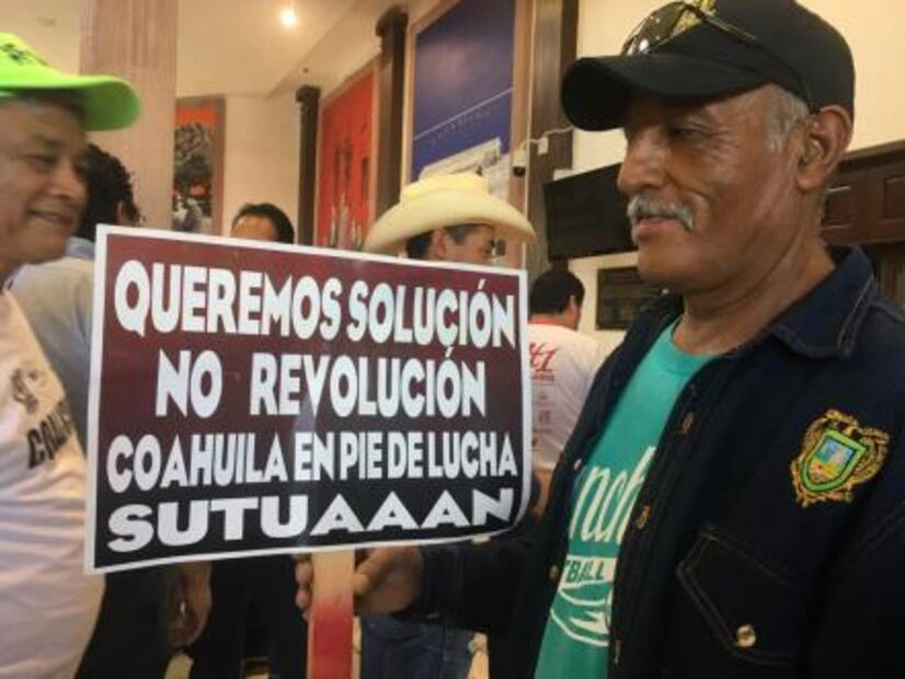 Profesores jubilados toman tribuna y oficinas del Congreso de Coahuila