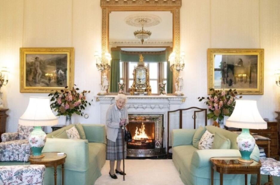 Las manchas en las manos de la reina Isabel II que desataron temor por su salud antes de su muerte