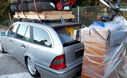 Detenido por cargar un piano en un auto compacto 