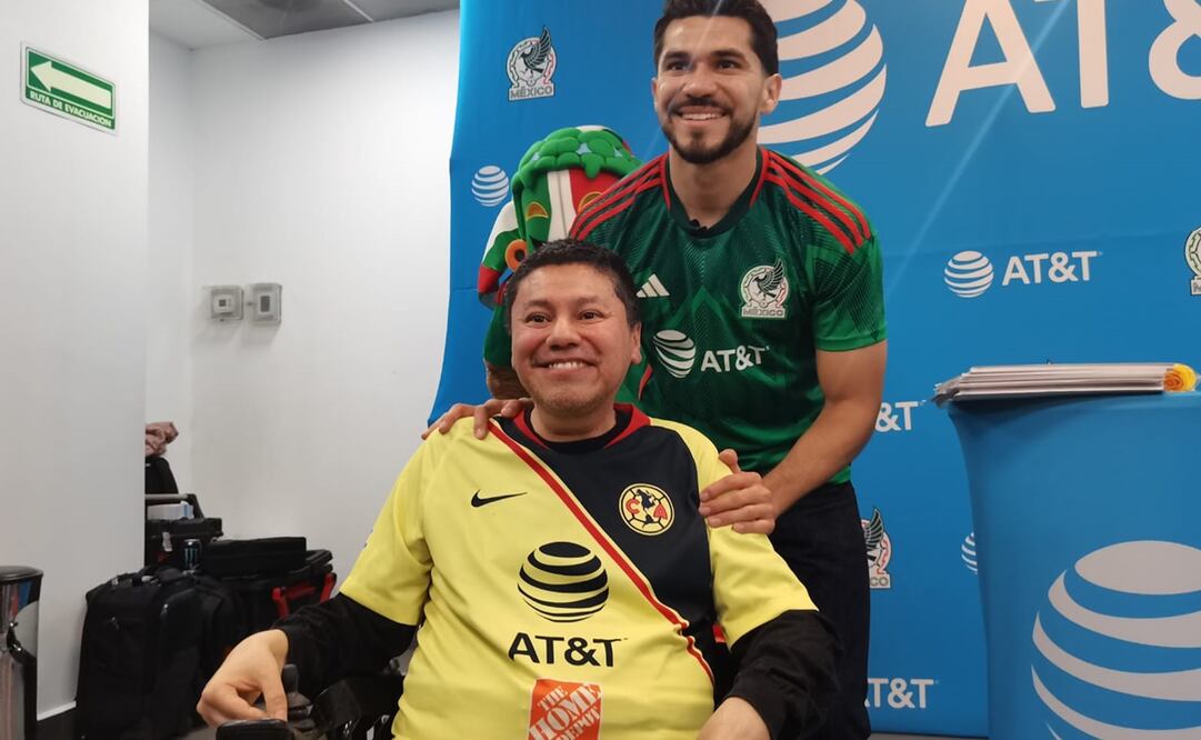 Henry Martín compartió un momento emotivo con un fanático / Foto: Leobardo Vázquez - EL UNIVERSAL