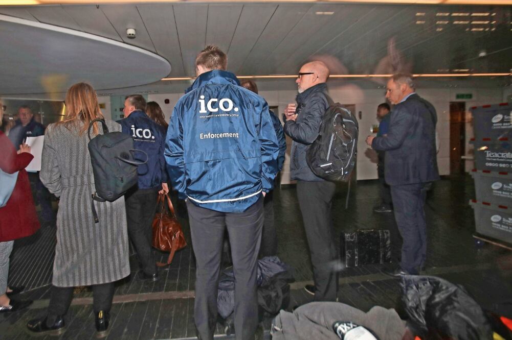 Oficiales del Comisionado de Información de Reino Unido registraron ayer las oficinas de Cambridge Analytica en la ciudad de Londres (YUI MOK. AP)