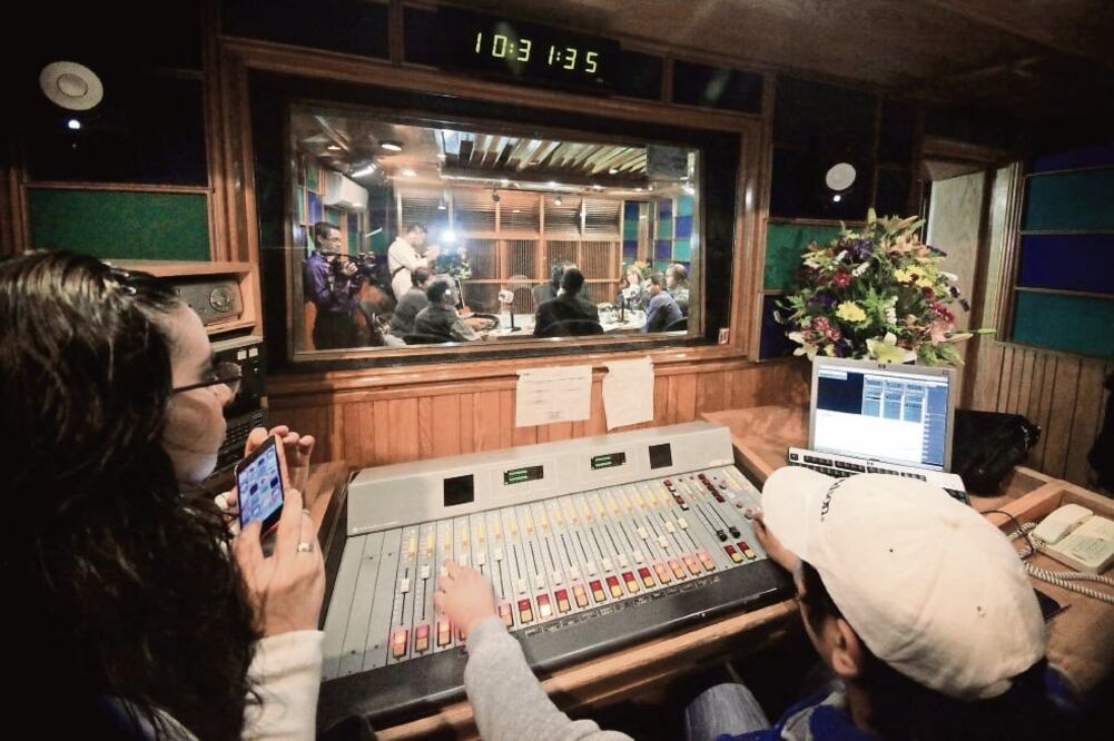 Consumo radial. Según datos del IFT, 38% de los mexicanos escuchan la radio y sus contenidos favoritos son los musicales, noticiarios y deportes. Foto: ARCHIVO EL UNIVERSAL