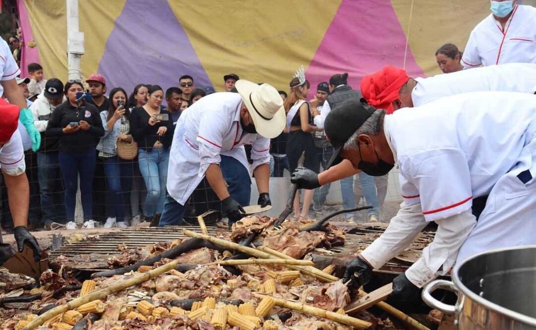 Se cocinaron más de 67 borregos y 200 pollos en un solo horno. Foto: Especial