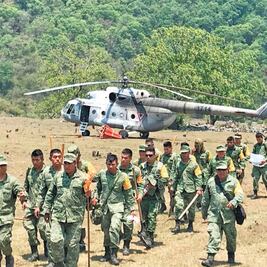 Hallan a marinos de helicóptero que se desplomó