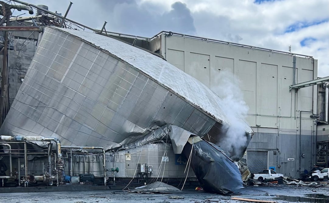 Restos del tanque químico colapsado dentro de la planta de papel en Longview, Washington (28/05/2026). Foto: AP