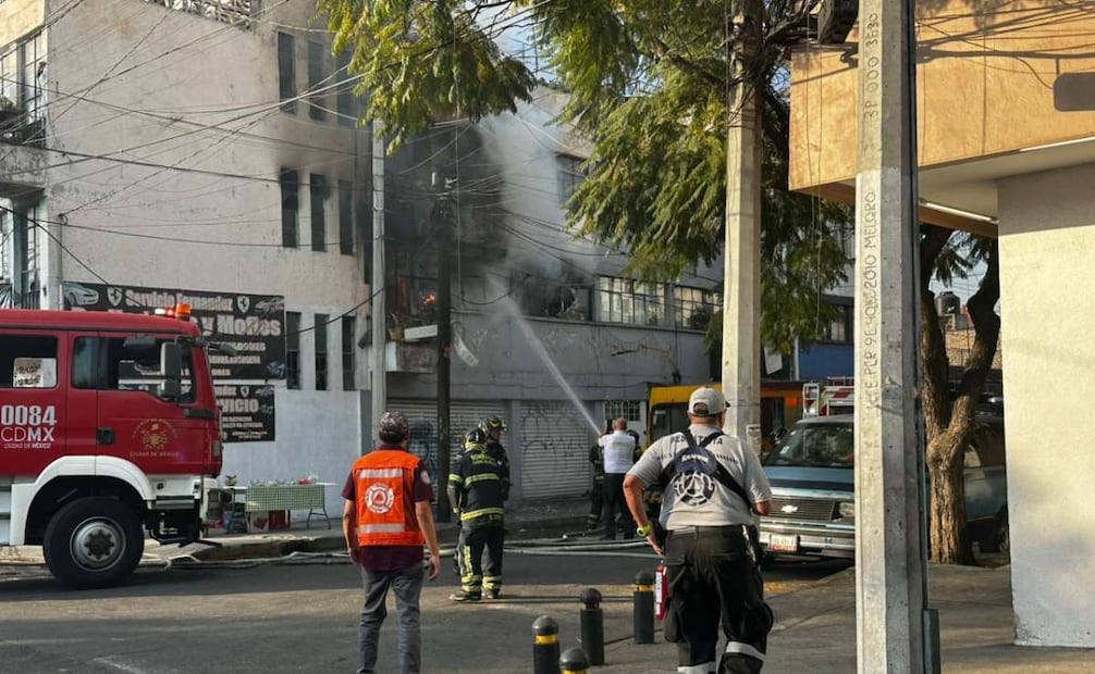 Se registra incendio en departamento de la alcaldía Venustiano Carranza; evacuan a 18 personas.
Foto: Especial.