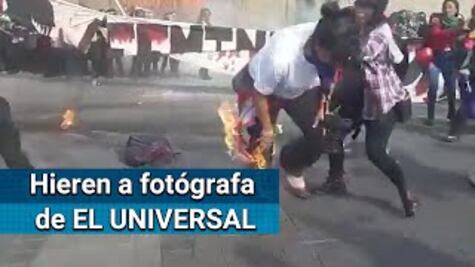 Queman con bomba molotov a fotógrafa de EL UNIVERSAL en marcha
