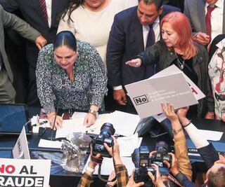 En dos minutos y protegida por Morena, Rosario Piedra susurra: “¡Sí, protesto!”