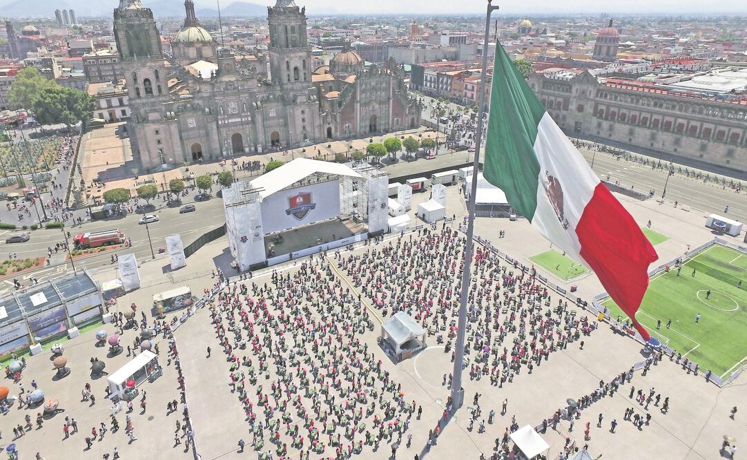 Elementos del Tri ya tienen su figura. En el Zócalo, se rompió récord Guinness jugando al mismo tiempo. (CORTESÍA MINIGOLS)