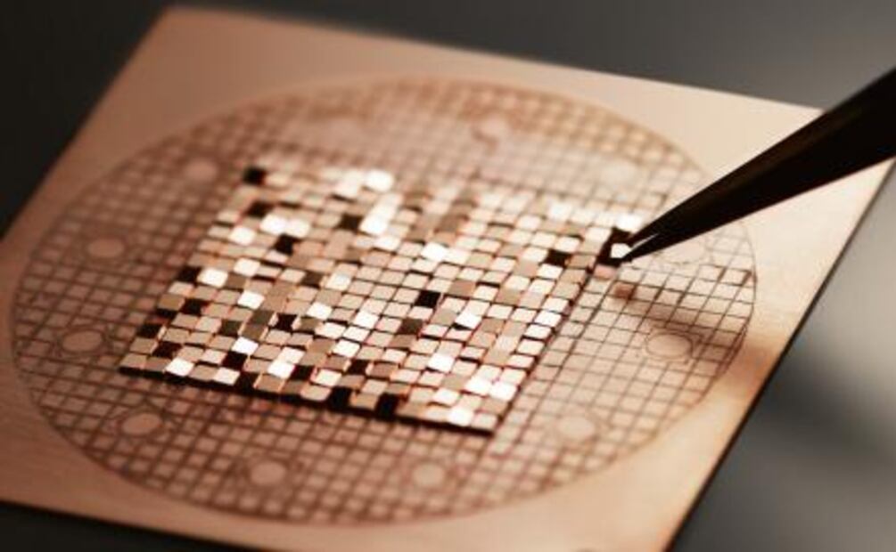 Bvlgari decora la esfera de Lvcea con mosaicos de oro