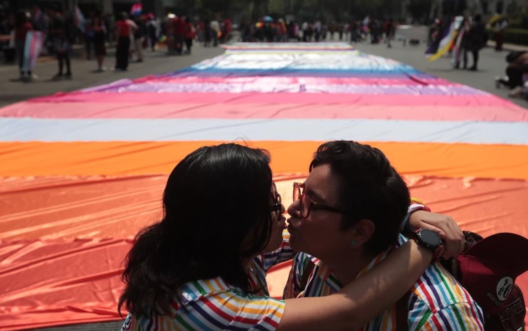 Madres de familia, abuelas y niñas ondean una bandera de casi veinte metros mientras empiezan su avance por la avenida Reforma. Foto: Ernesto Álvarez