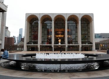 Ópera del Met cancela pagos a coro y orquesta por coronavirus