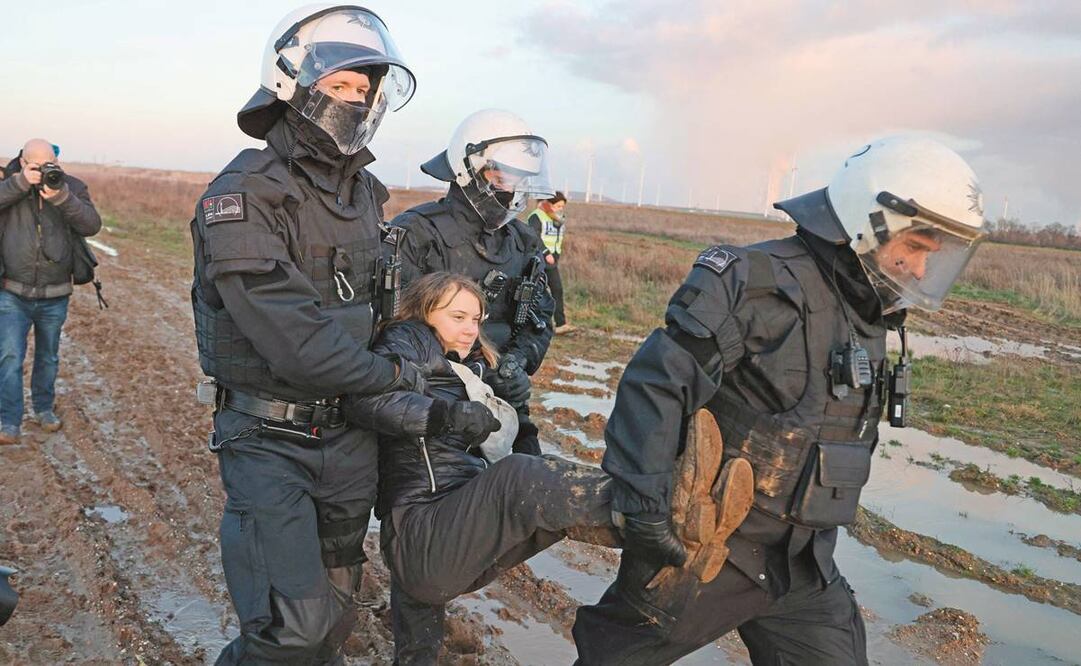 Agentes sacan a la activista climática sueca Greta Thunberg, tras una protesta en la zona de Lützerath. Christoph Reichwein/AFP