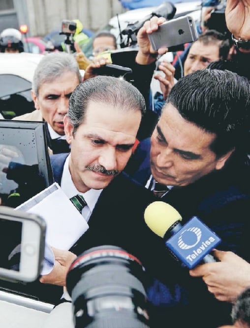 El ex gobernador de Sonora, acompañado de su abogado Antonio Lozano Gracia (atrás, de pelo cano), a su llegada al Reclusorio Oriente (FERNANDO RAMÍREZ. EL UNIVERSAL)