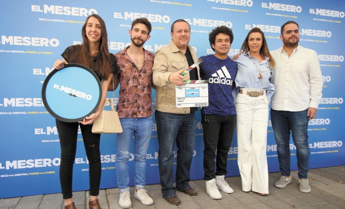 El director Raúl Martínez y su elenco dieron el claquetazo de la película. Foto: Carlos Mejía. El Universal