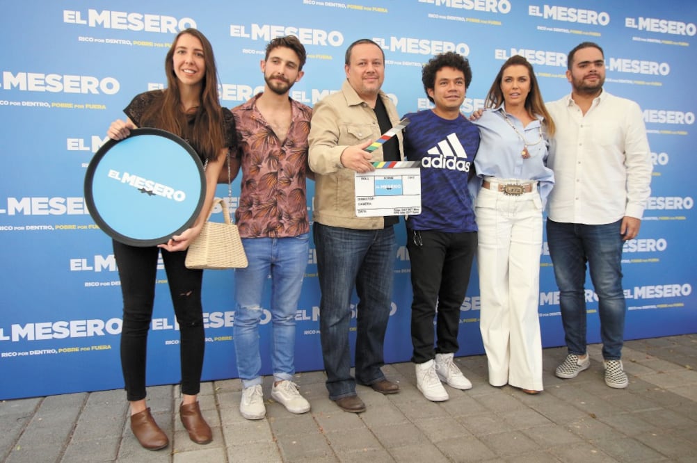 El director Raúl Martínez y su elenco dieron el claquetazo de la película. Foto: Carlos Mejía. El Universal