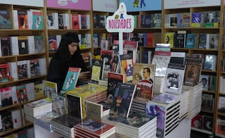 Mil escritores firman un libro en blanco; protestan contra el uso de sus obras para entrenar IA