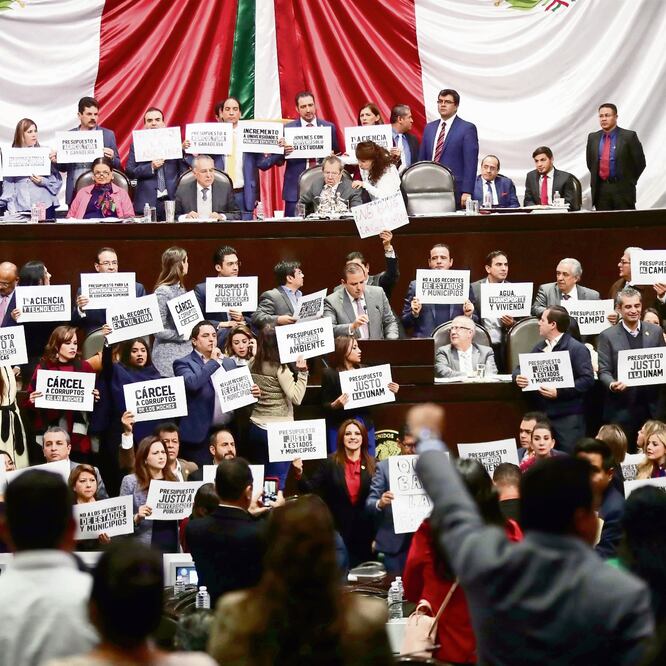El titular de Hacienda tuvo que enfrentar los reclamos de diputados que lo rodearon con cartulinas cuyos mensajes rechazaban el presupuesto 2019. (ALEJANDRA LEYVA. EL UNIVERSAL)