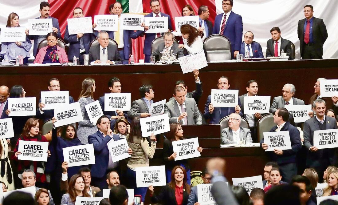 El titular de Hacienda tuvo que enfrentar los reclamos de diputados que lo rodearon con cartulinas cuyos mensajes rechazaban el presupuesto 2019. (ALEJANDRA LEYVA. EL UNIVERSAL)