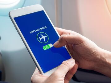 Qué pasa si no pones el celular en modo avión en un vuelo, según un piloto