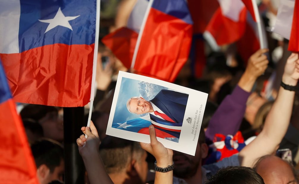 Simpatizantes del candidato a la Presidencia de Chile por el Partido Republicano y el Partido Social Cristiano, José Antonio Kast, celebran al conocer los primeros resultados de la segunda vuelta presidencial este domingo, en Santiago (Chile). El ultraderechista José Antonio Kast ganó este domingo las elecciones presidenciales de Chile, derrotando por un amplio margen a la izquierdista Jeannette Jara, con el 83,4 % de los votos escrutados. (14/12/25) Foto: EFE