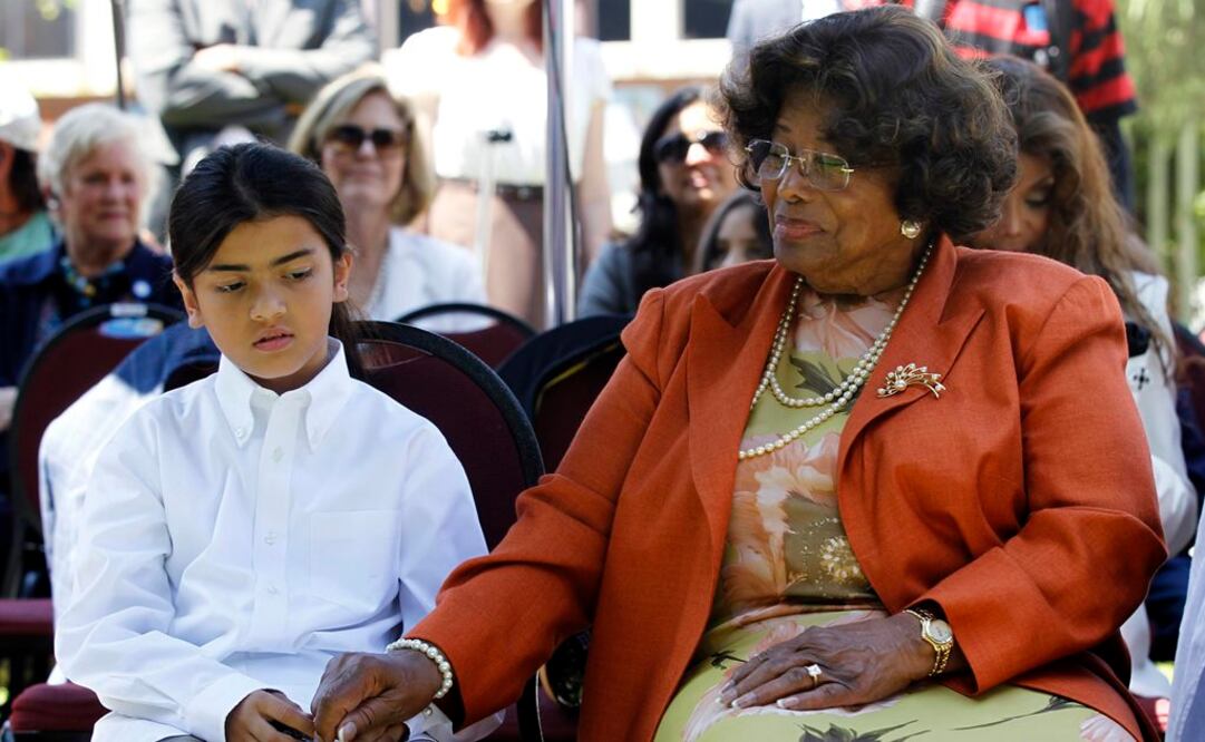 Varias fuentes apuntan al disgusto que sentiría la joven con su tía Rebbie, a quien acusa de manipular a la abuela, Katherine, manteniéndola alejada de los tres hijos del rey del pop. FOTO: Archivo REUTERS