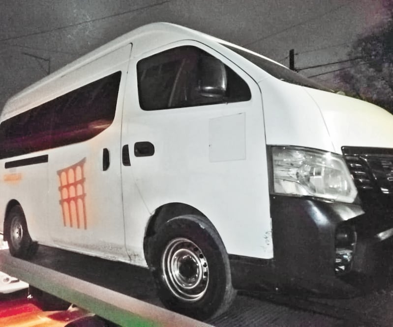 Una de las furgonetas donde llevaban a la mujer; estaba tendida y le apuntaban con un arma. Foto: ESPECIAL