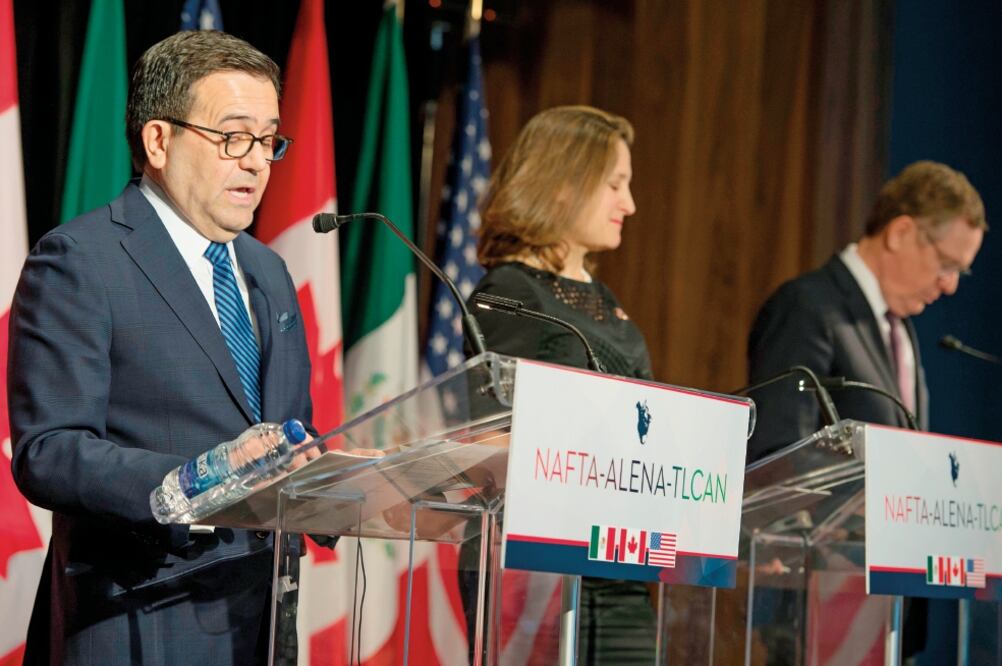 El secretario de Economía, Ildefonso Guajardo; la canciller canadiense, Chrystia Freeland, y el representante comercial estadounidense Robert Lighthizer, durante la declaración final de la sexta ronda de renegociaciones del TLCAN (PETER MCCABE. AFP)