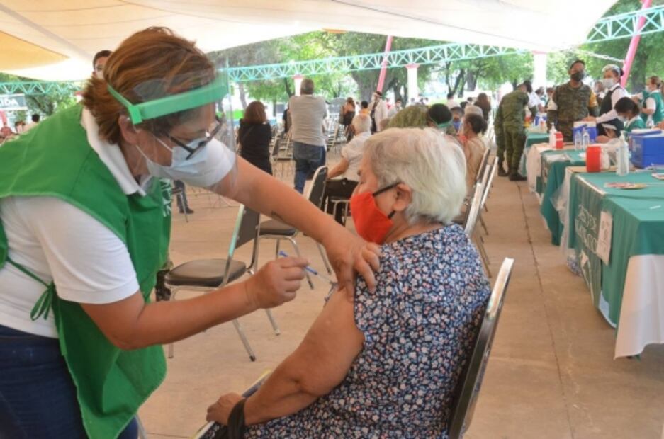 Tras un año de encierro, salen en Monterrey para recibir la vacuna