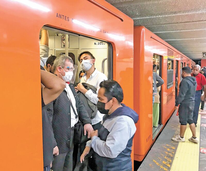 Usuarios manifestaron que los 16 trenes de la Línea 1 no son suficientes. Dentro de los vagones se pudo observar cómo la afluencia fue demasiada, tanto que para algunos fue difícil abordar. DIEGO SIMÓN SÁNCHEZ. EL UNIVERSAL 