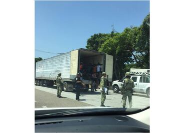 Aseguran tráiler con 48 migrantes en Oaxaca
