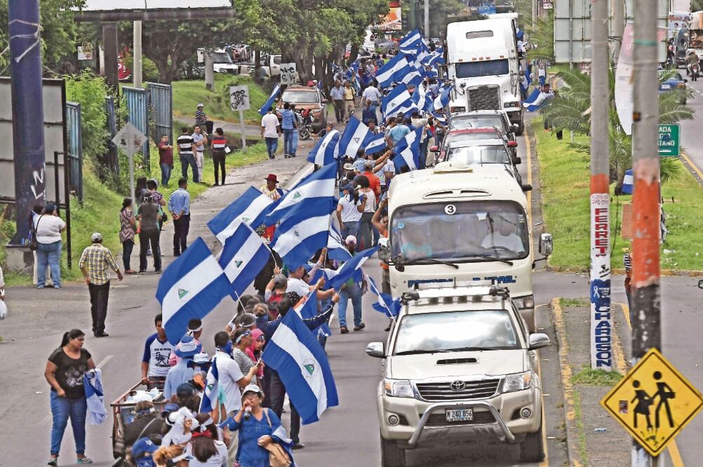 Manifestantes participaron ayer en una “Cadena Humana” en la carretera de Managua a Masaya, para exigir la renuncia del presidente (MARVIN RECINOS. AFP)