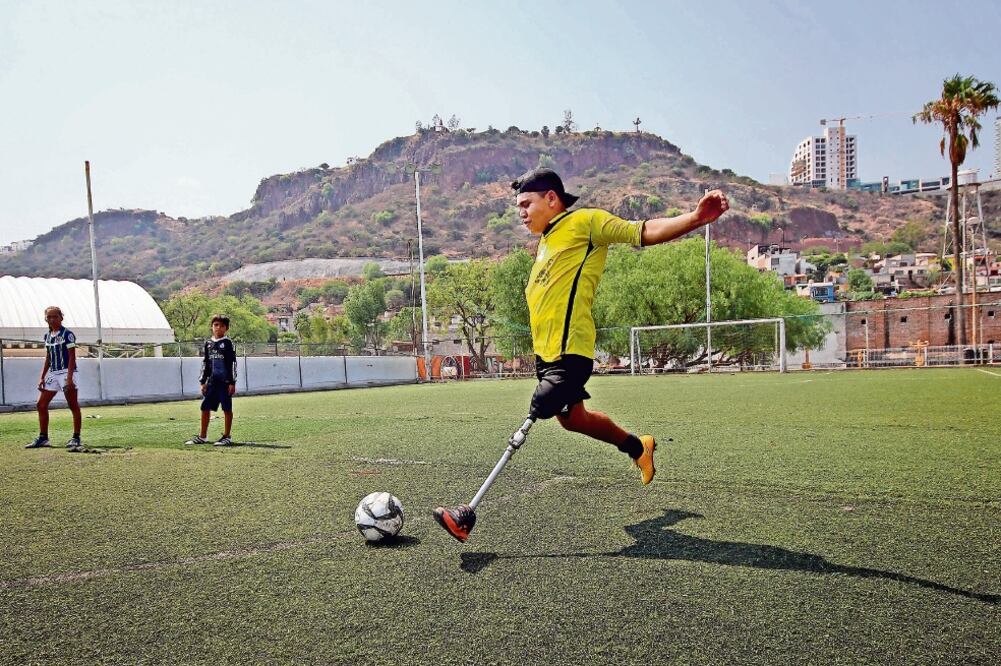 La cancha de juego de Los Coyotes está ubicada en la colonia Hércules, uno de los barrios más viejos de la ciudad. El pasto sintético de la plaza Bicentenario reúne cada domingo a las 10 de la mañana a sus jugadores y familiares. (Fotos: LUIS SÁNCHEZ)
