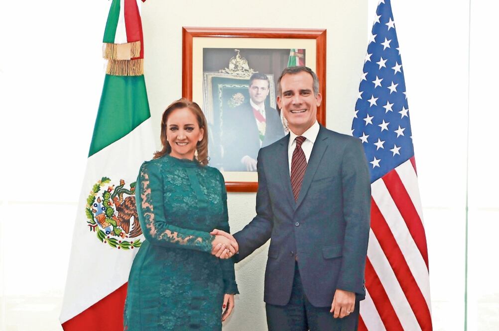 La canciller Claudia Ruiz Massieu y el alcalde de Los Ángeles, Eric Garcetti, sostuvieron un encuentro en el que dialogaron sobre migración, proyectos ambientales y de educación, además del Año de México en esa ciudad (CORTESÍA SRE)