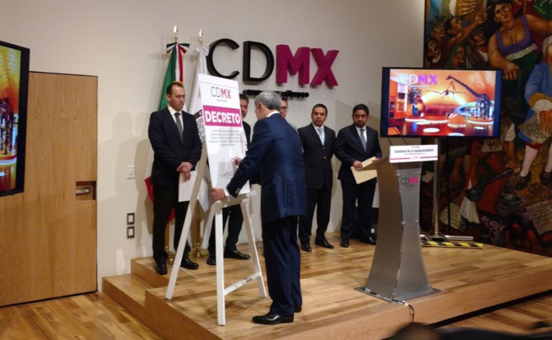 Miguel Ángel Mancera firmó de forma simbólica las modificaciones. (Foto: Gerardo Suárez/El Universal)