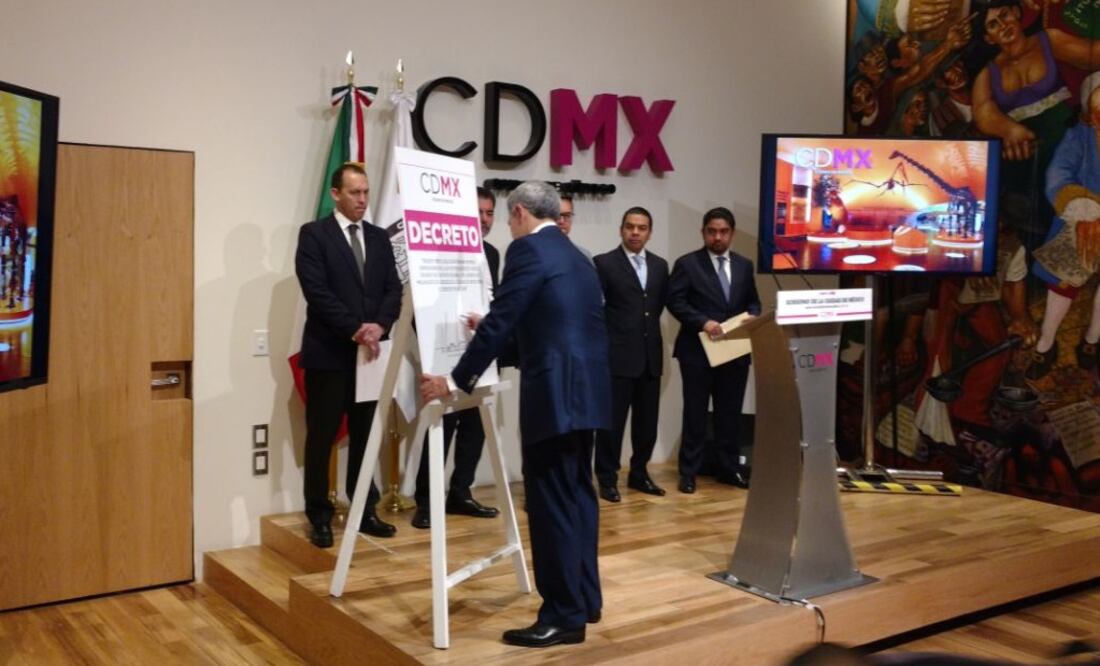 Miguel Ángel Mancera firmó de forma simbólica las modificaciones. (Foto: Gerardo Suárez/El Universal)