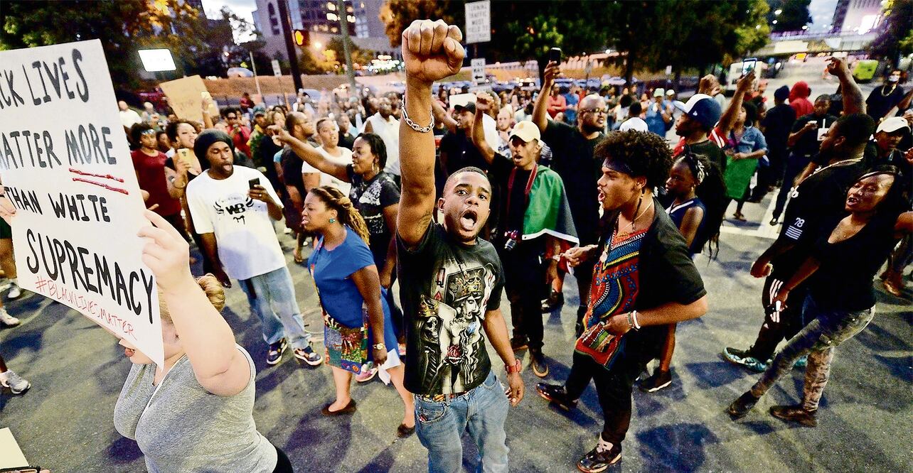 Residentes de Charlotte, Carolina del Norte, protestaron anoche, por segunda jornada consecutiva, conta la brutalidad policiaca que el martes provocó la muerte de un hombre a manos de un agente, ambos afroestadounidenes (XINHUA)