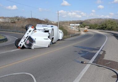 Volcadura de pipa de combustible provoca cierre de carretera federal número 15 en Mazatlán; servicios de emergencia trabajan en la zona
