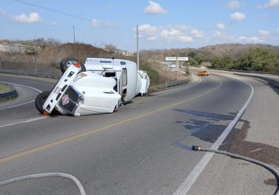 Pipa cargada con combustible volcada en la carretera federal número quince. Foto: Protección Civil de Mazatlán