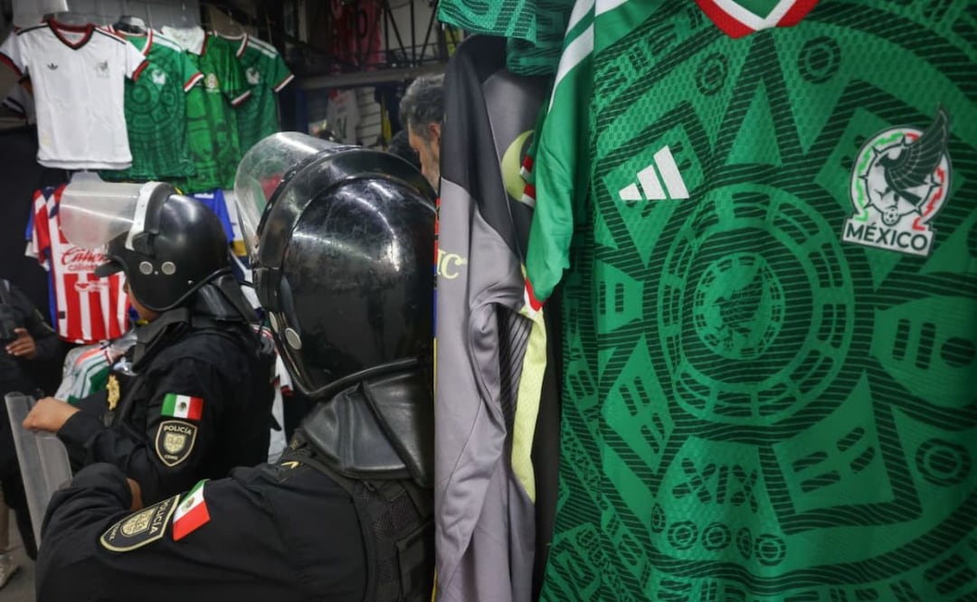 Operativo para localizar productos pirata en relación a la Copa Mundial de la FIFA 2026. Esto en tres plazas ubicadas en calle Lázaro cárdenas.| Foto: Luis Camacho | El Universal