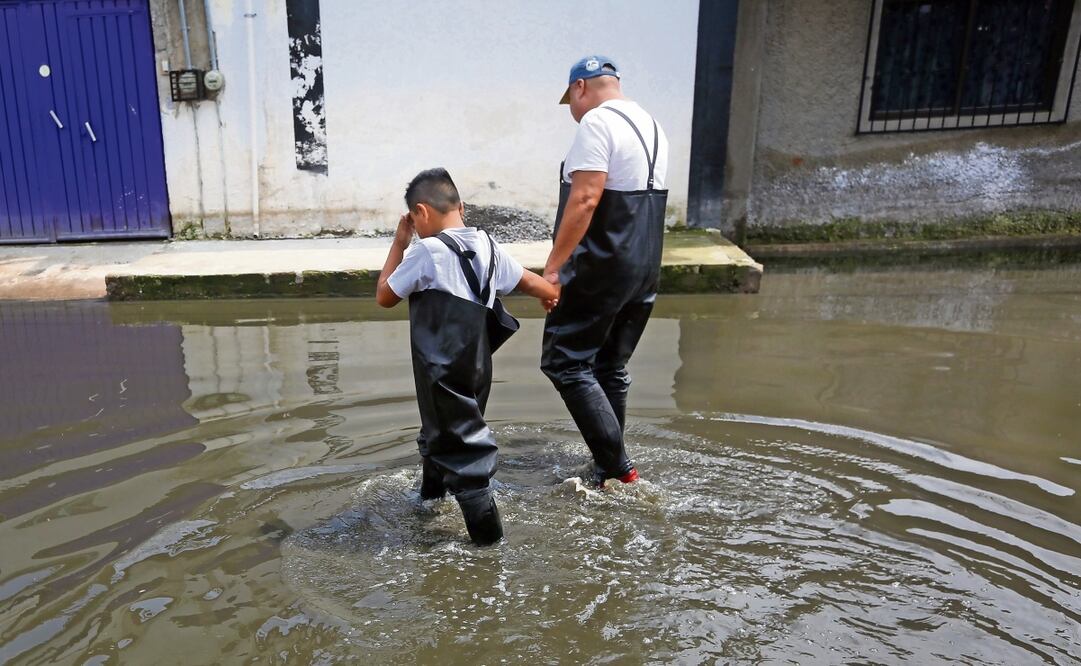 Habitantes de Chalco continúan sorteando anegaciones para poder llevar a sus hijos a la escuela. Foto: Luis Camacho | El Universal