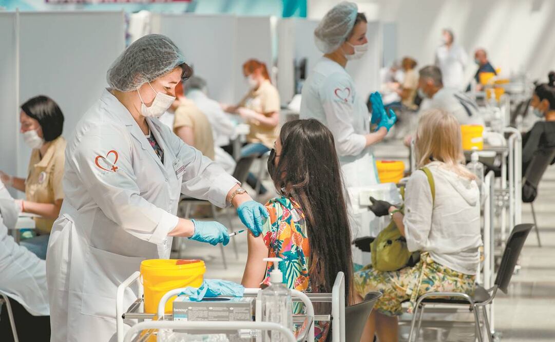 Una joven recibe la vacuna contra el coronavirus de Sputnik V, en Moscú. Yuri Kochtkov. EFE