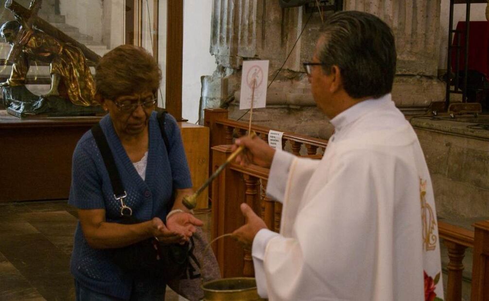 El padre Efraín y el sacristán se negaron a emitir su opinión sobre el mausoleo del conquistador, por ser “un momento políticamente difícil”. | Foto: Santiago Cadena / EL UNIVERSAL