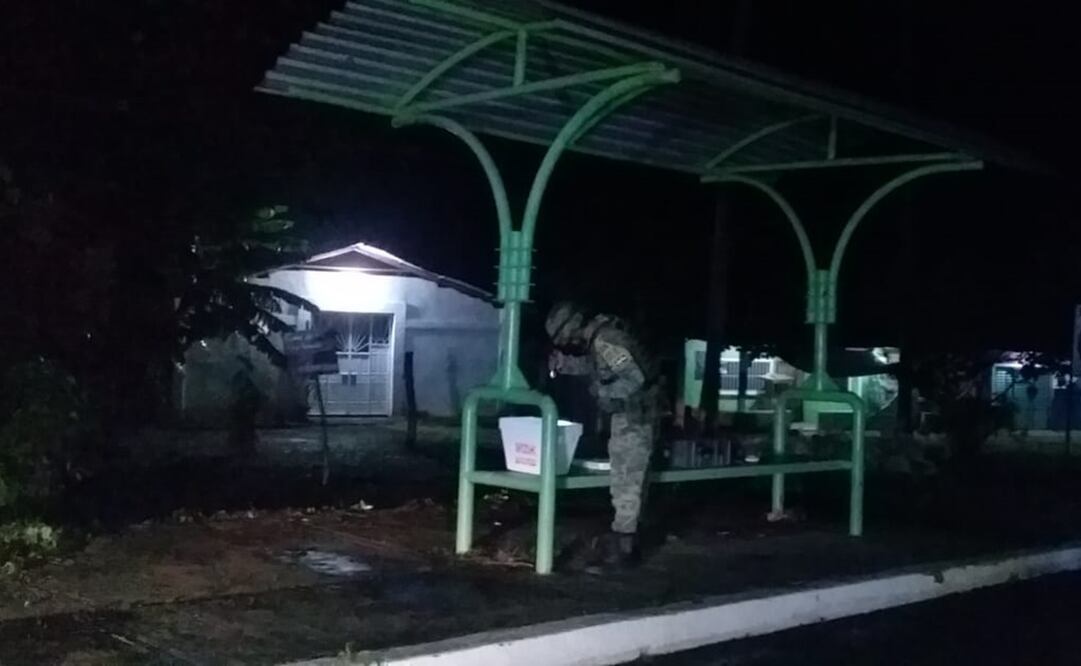 Los militares también incautaron 10 granadas de fragmentación modelo M26, que se encontraban abandonadas en una hielera de unicel. Foto: Especial