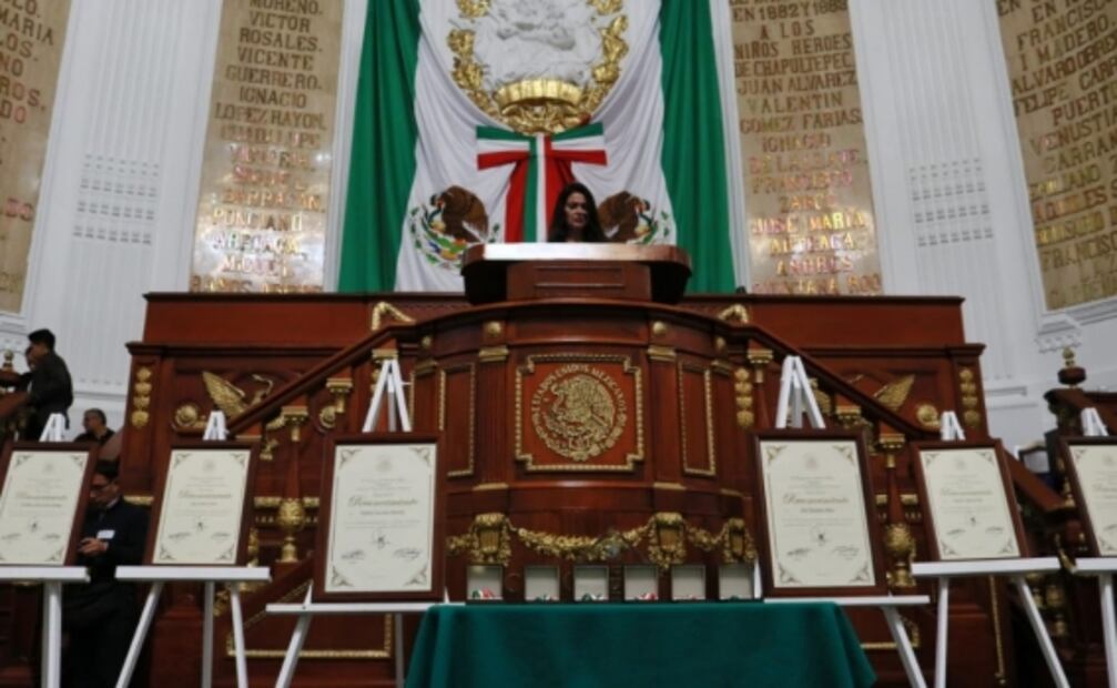 Congreso CDMX reconoce a 61 policías con medalla al mérito policial