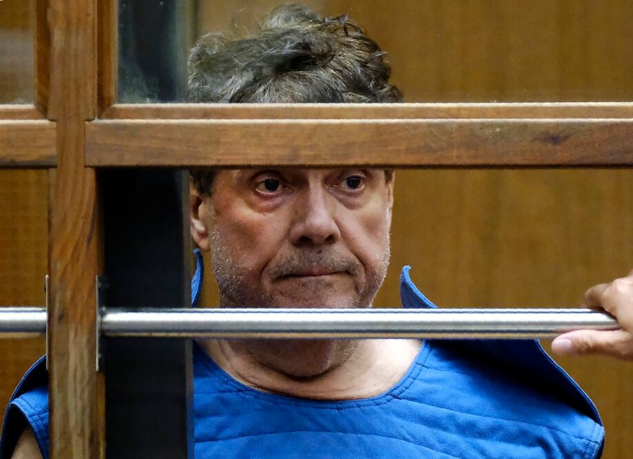 El exginecólogo George Tyndall escucha durante su lectura de cargos en el Tribunal Superior de Los Ángeles el 1 de julio de 2019. Foto: AP