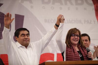 Barbosa se declara ganador; "viene la 4T en Puebla", dice